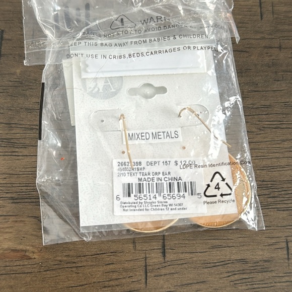 J41. A&I Gold Teardrop Textured Hook Earrings NEW - Picture 2 of 2